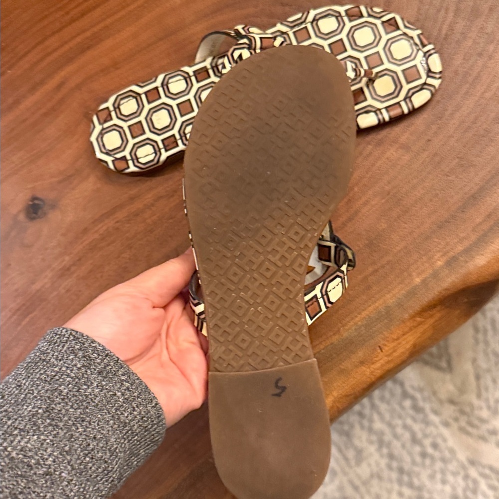 Tory burch Miller Patent Printed Sandal. Size 6 - Picture 8 of 9